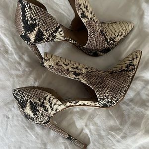 Snakeskin Steve Madden pumps!